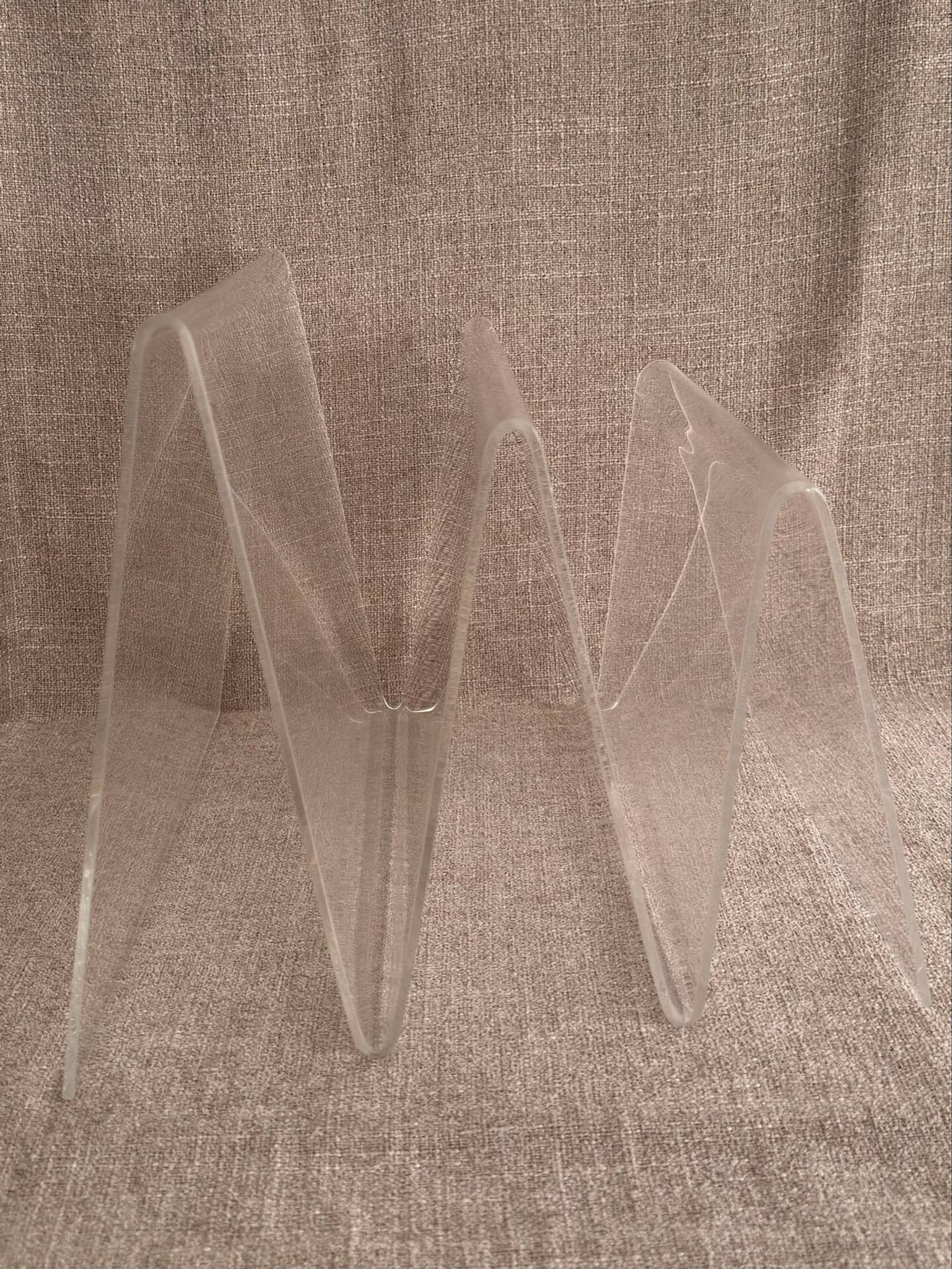 Magazine rack in zigzag plexiglass from the 80s/90s.