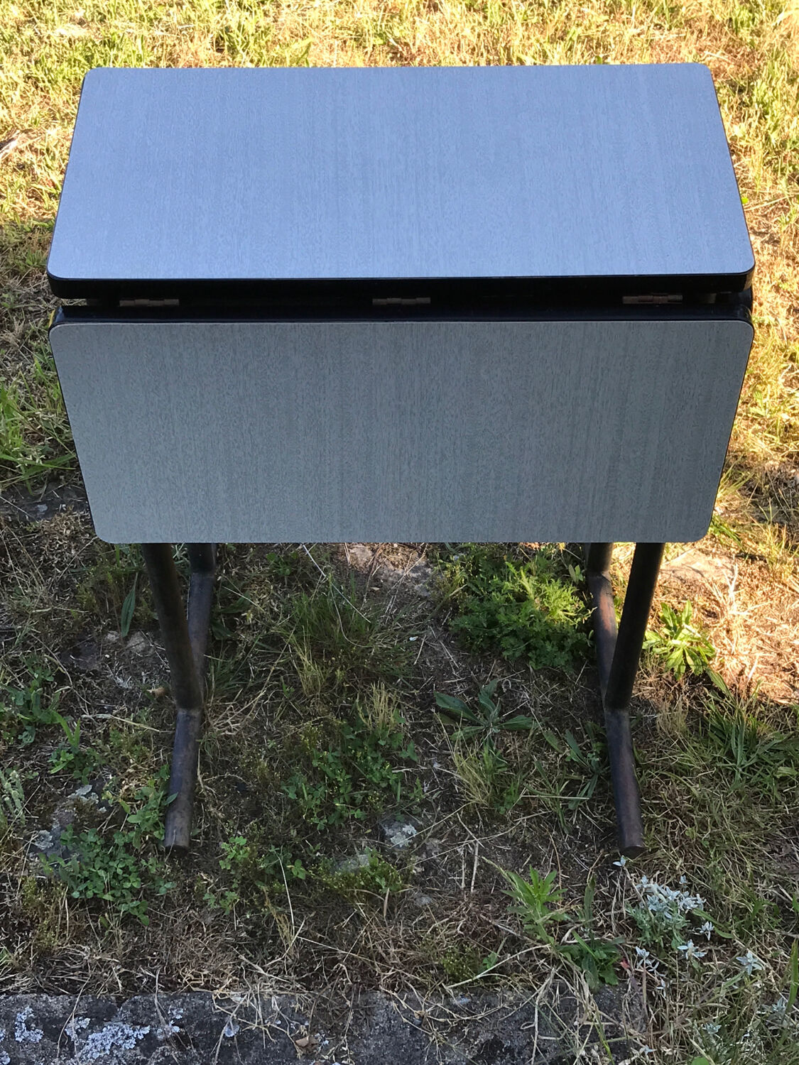 Table formica feet tubes bar