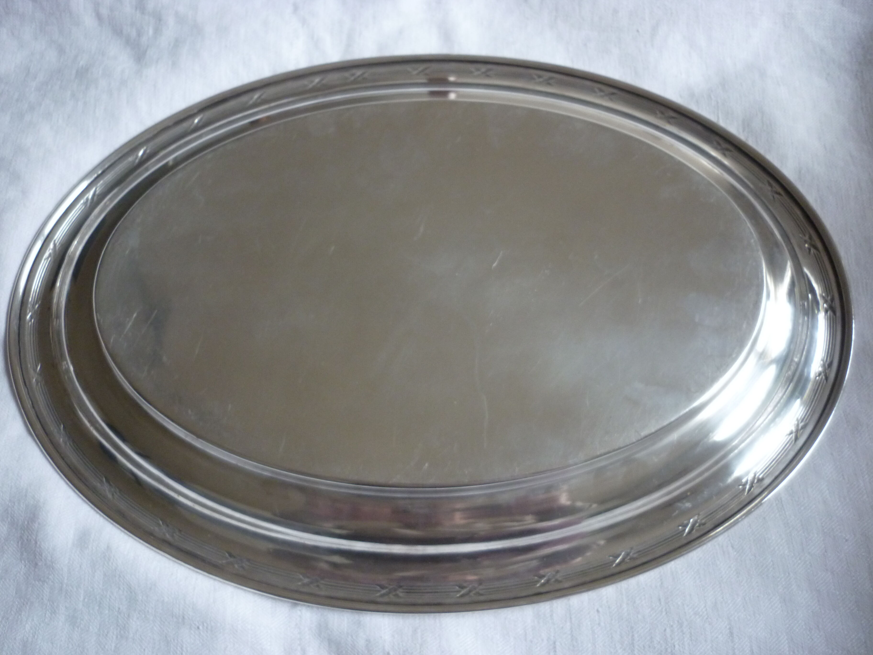 Oval plate in silver metal