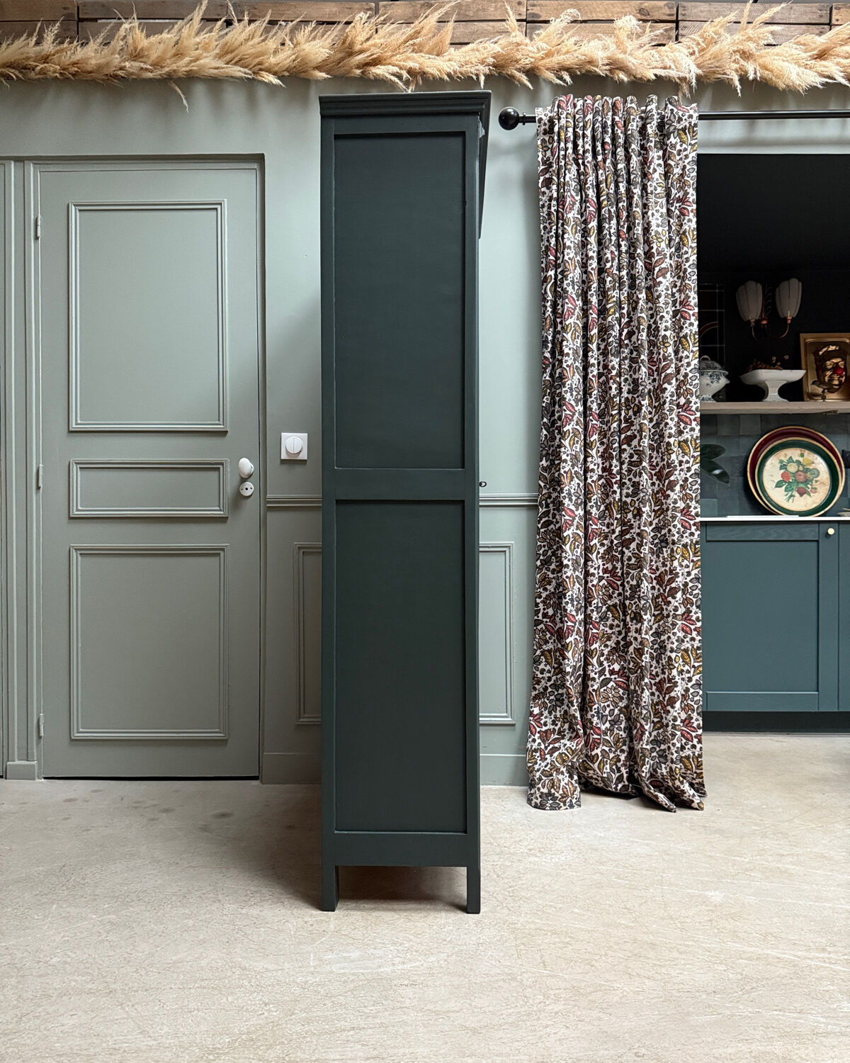 Dark green Parisian display cabinet (renovated)