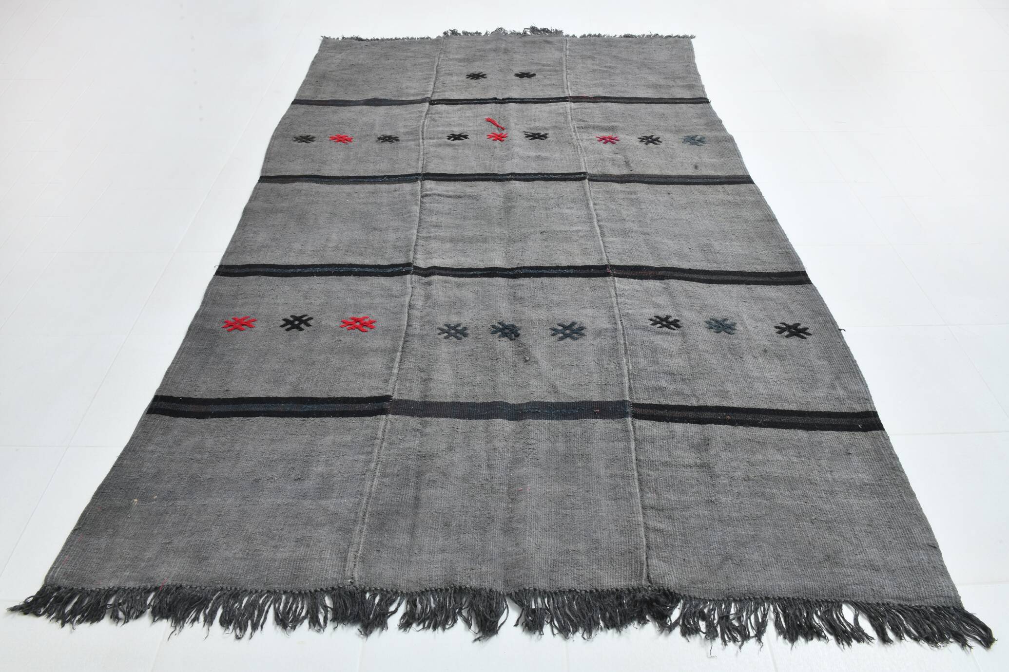 Tapis kilim turc gris et noir de style moderne du milieu du siècle, 190 x 306 cm