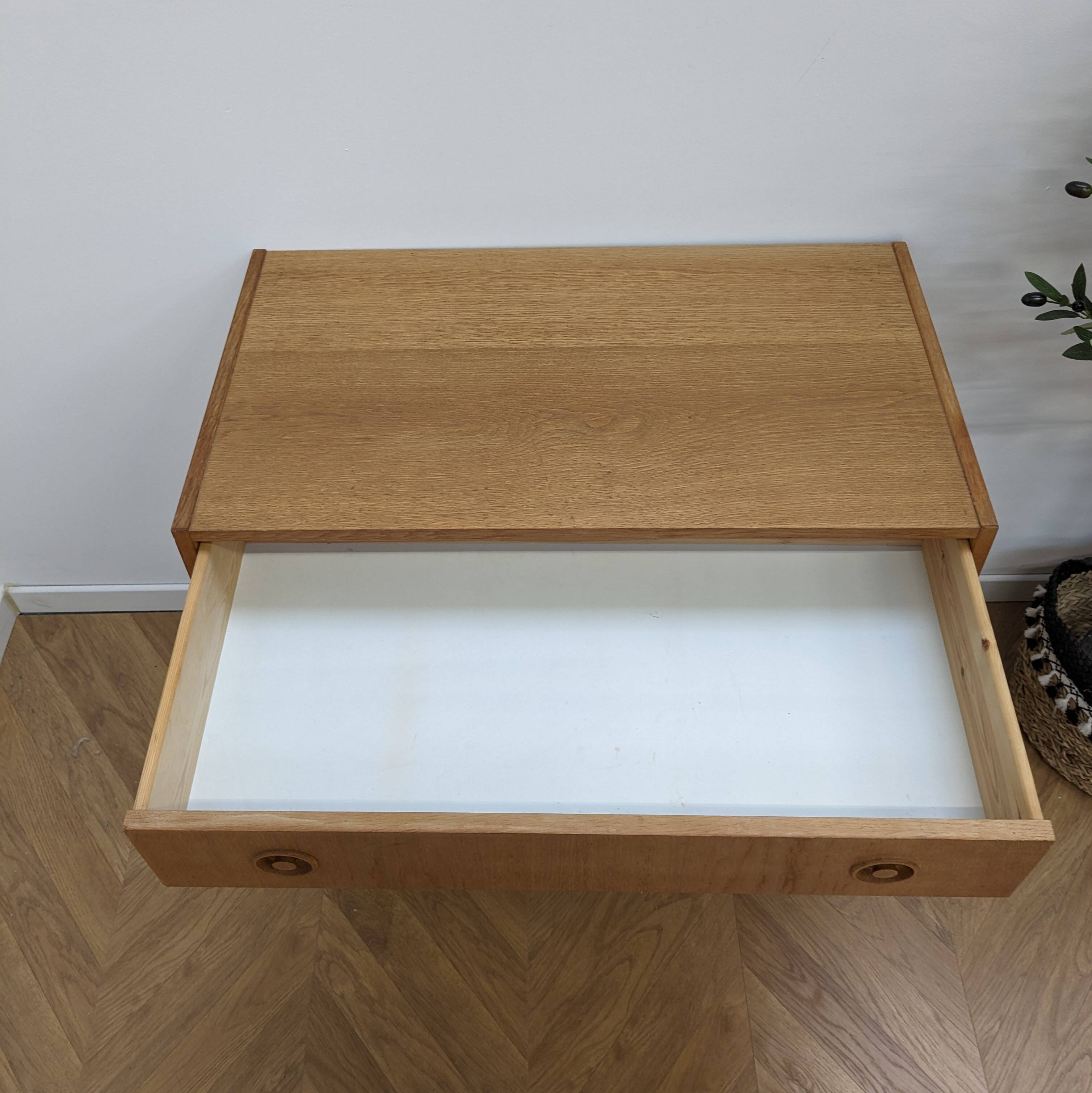 Oak chest of drawers