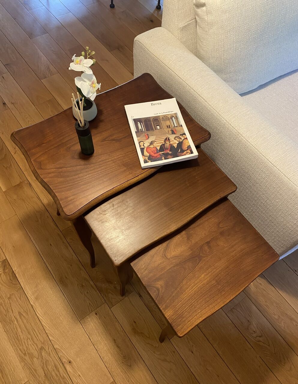 Trois tables gigognes de style Louis XV