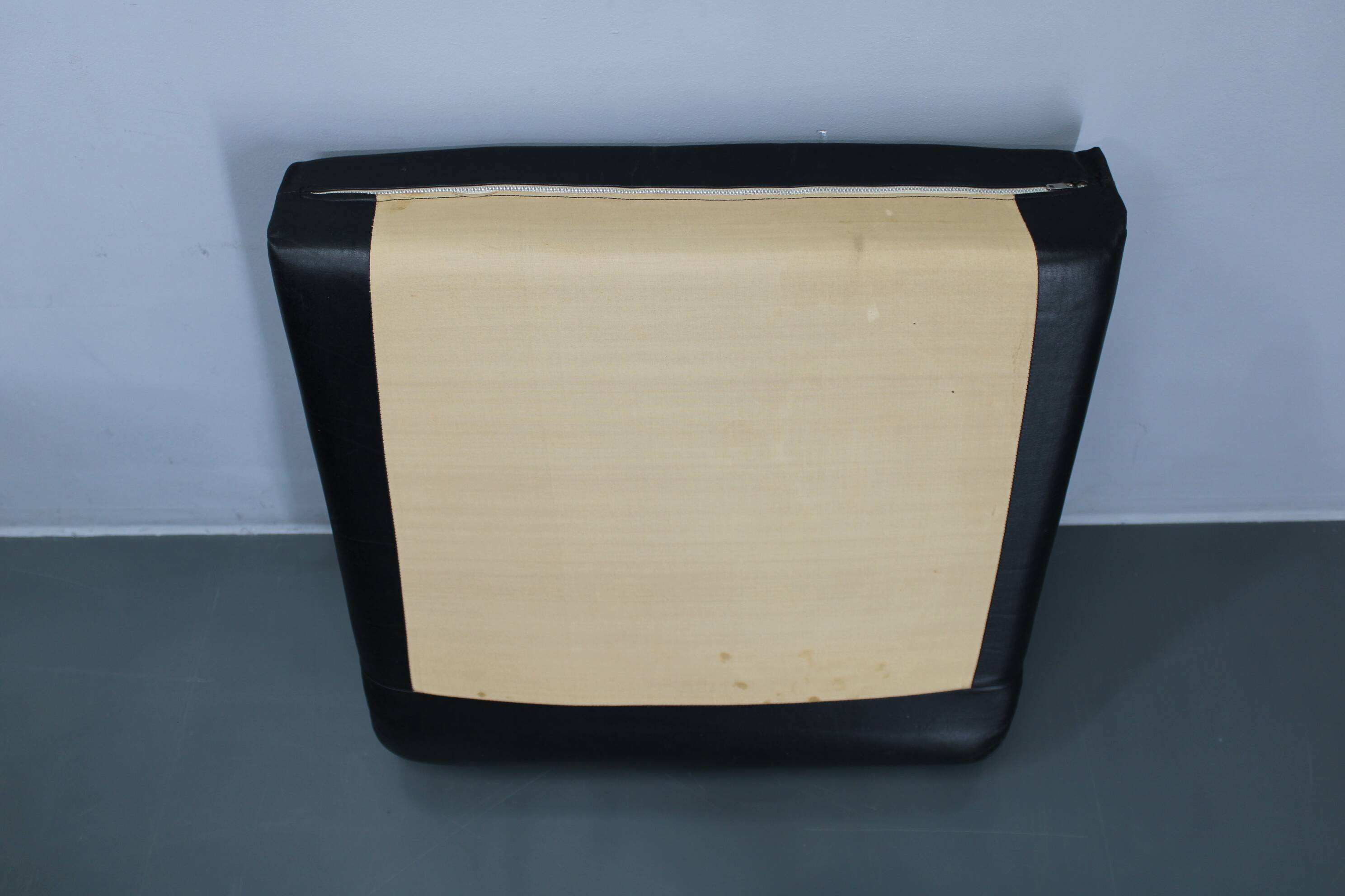 Fauteuil Pompon italien des années 1970 en similicuir noir, signé Ceriotti