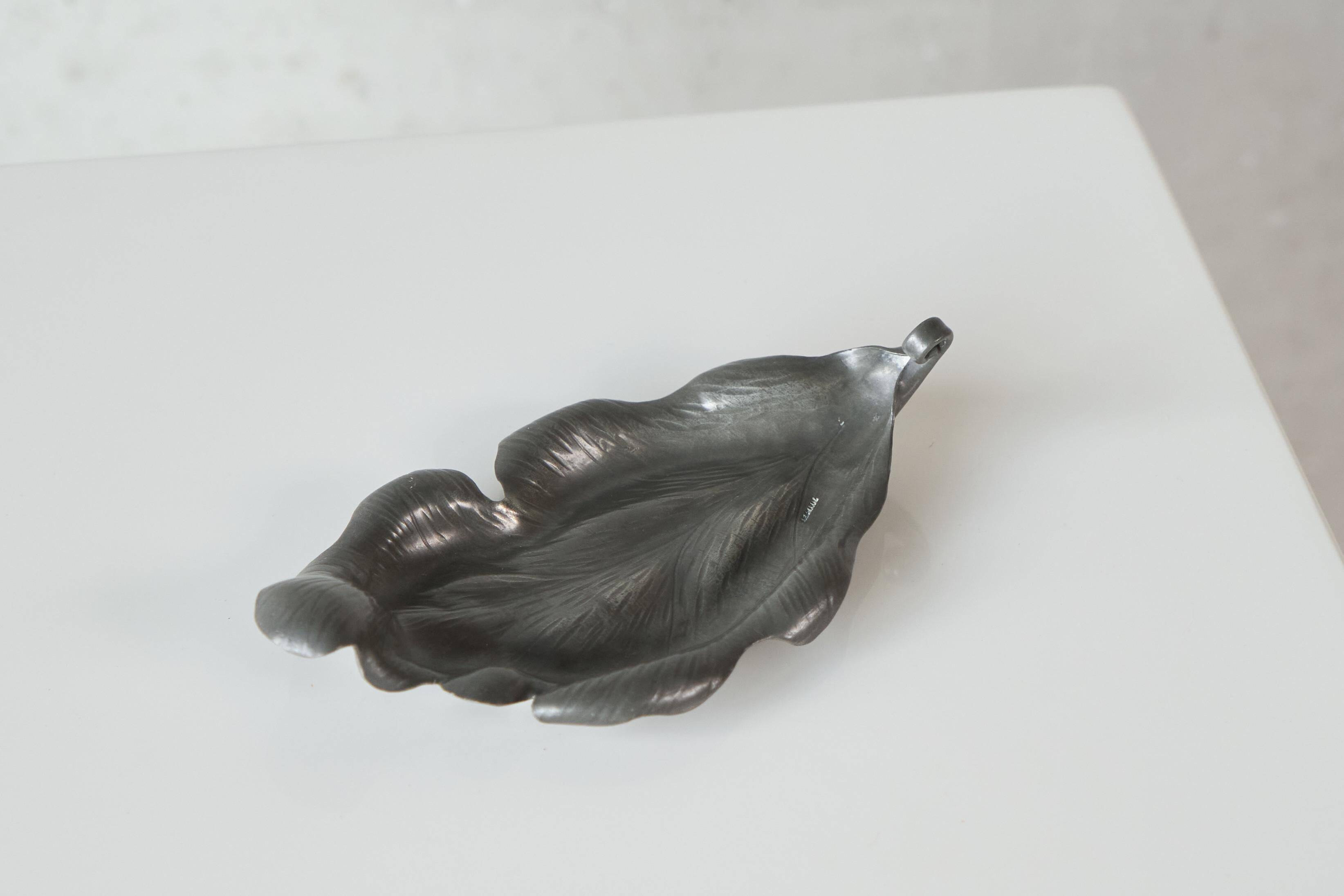Mid-century leaf-shaped tray in tin from the 1960s.