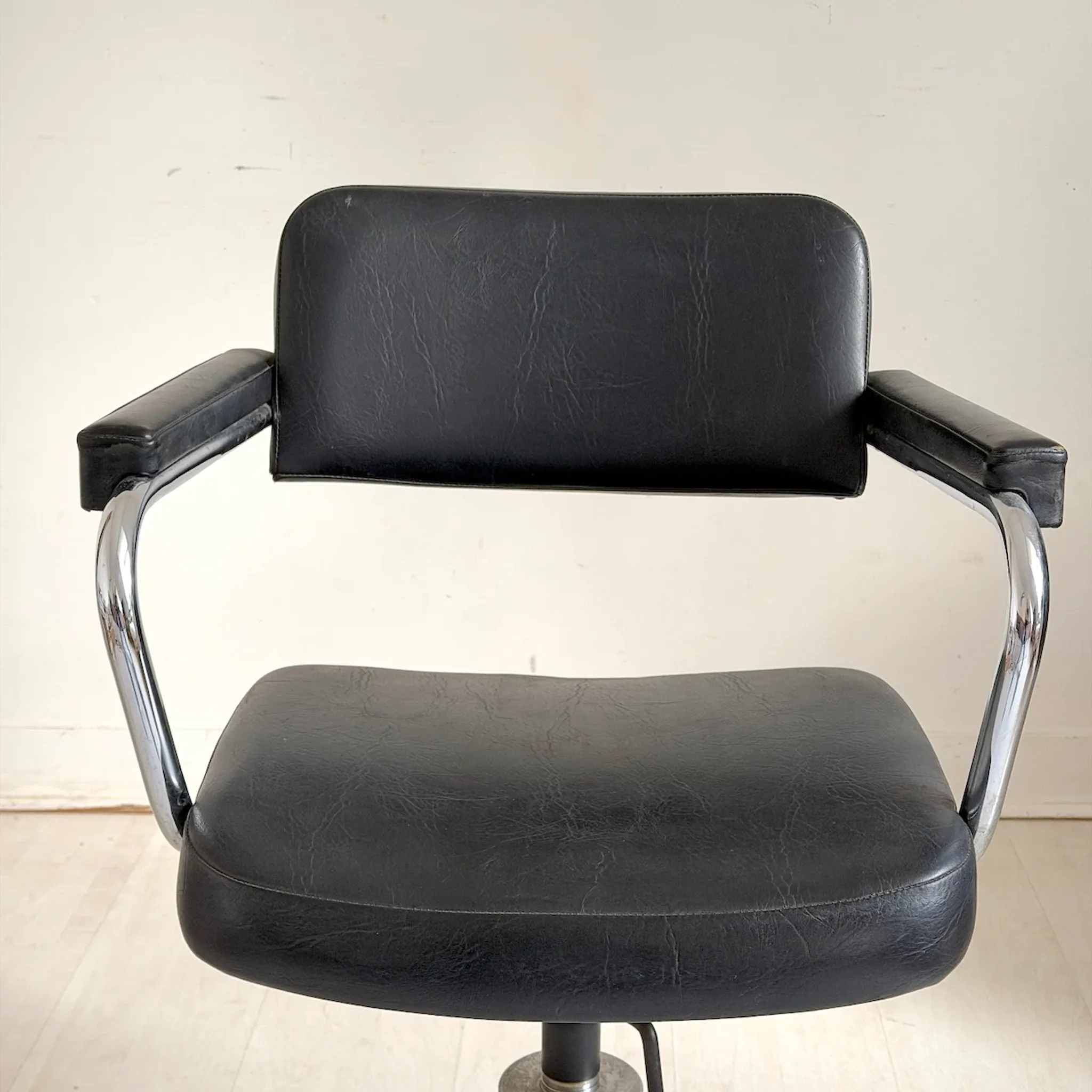 Chrome office chair with vintage faux leather from the 1960s.