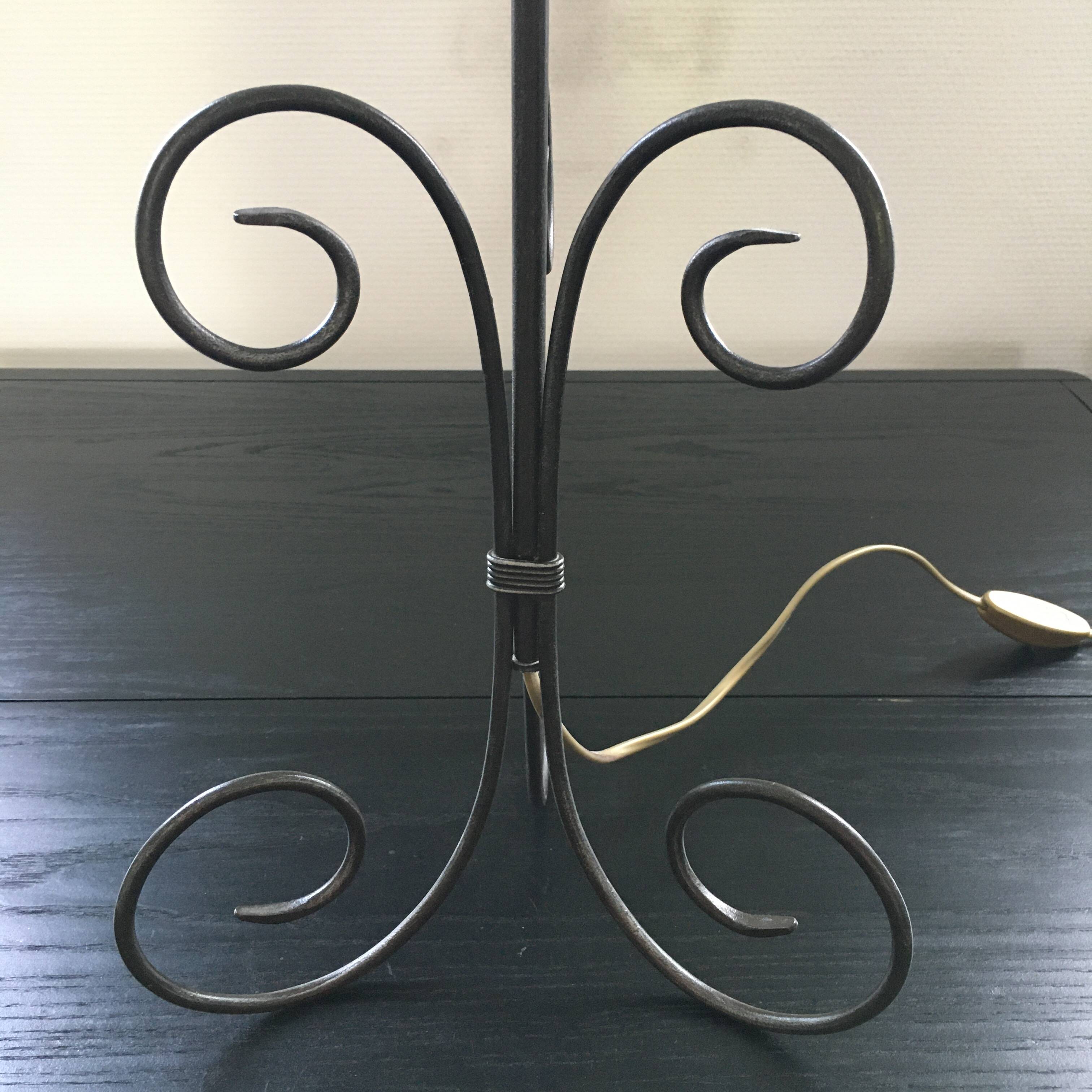 Tripod spiral lamp