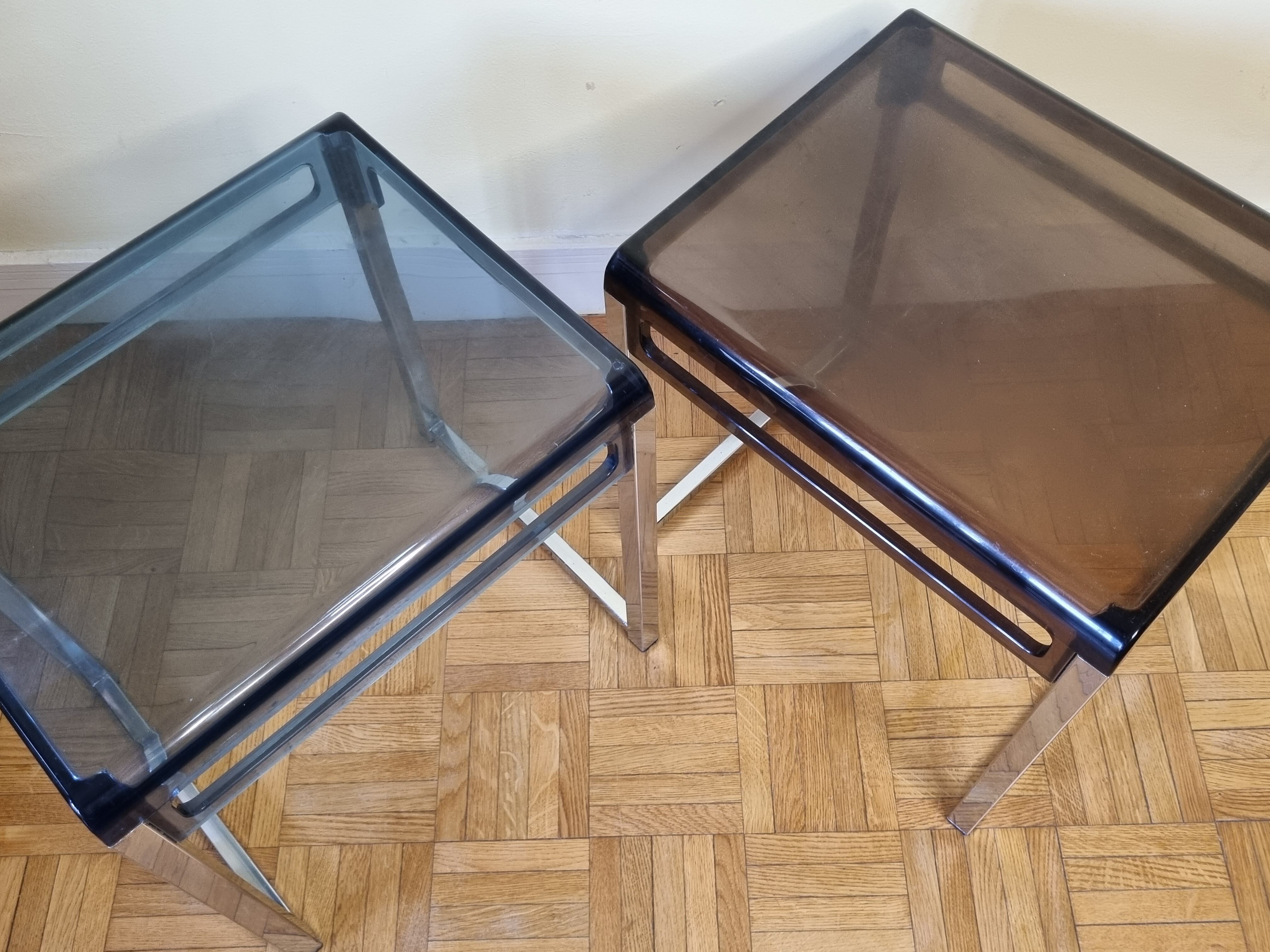 Paire de tables de chevet en plexiglas et chrome bleue et fumé, années 70