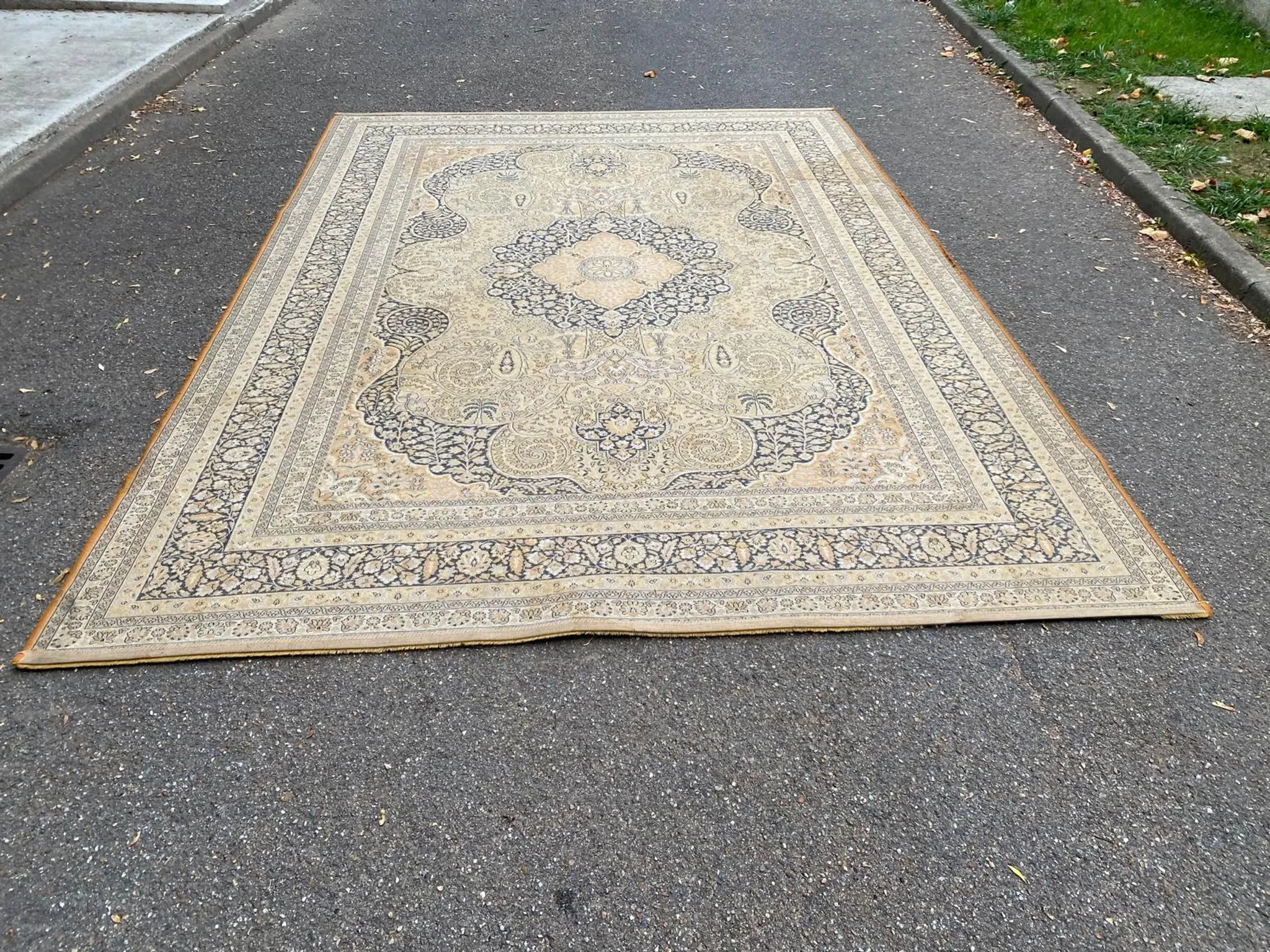 Large Persian wool rug 250x350 cm in gold and navy blue.