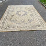 Large Persian wool rug 250x350 cm in gold and navy blue.
