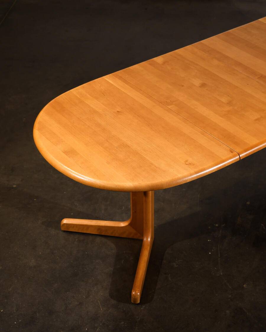 Oval dining table with 2 extensions.