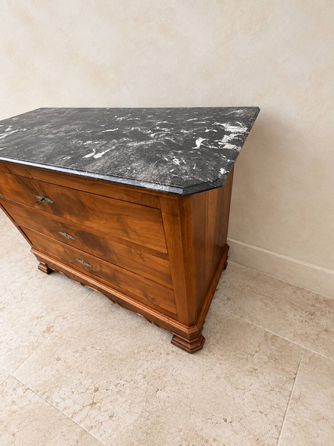 French Louis-Philippe style commode in walnut burl.