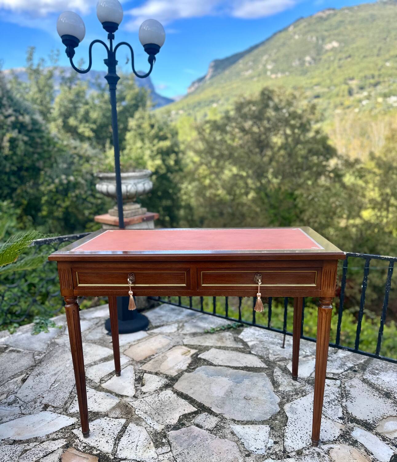 Flat desk in mahogany in the Louis XVI style.