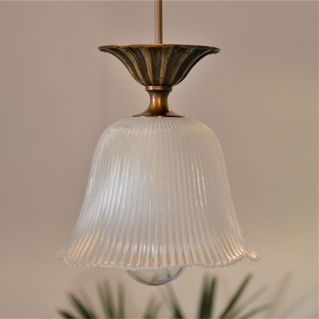 Suspension en verre strié et métal doré