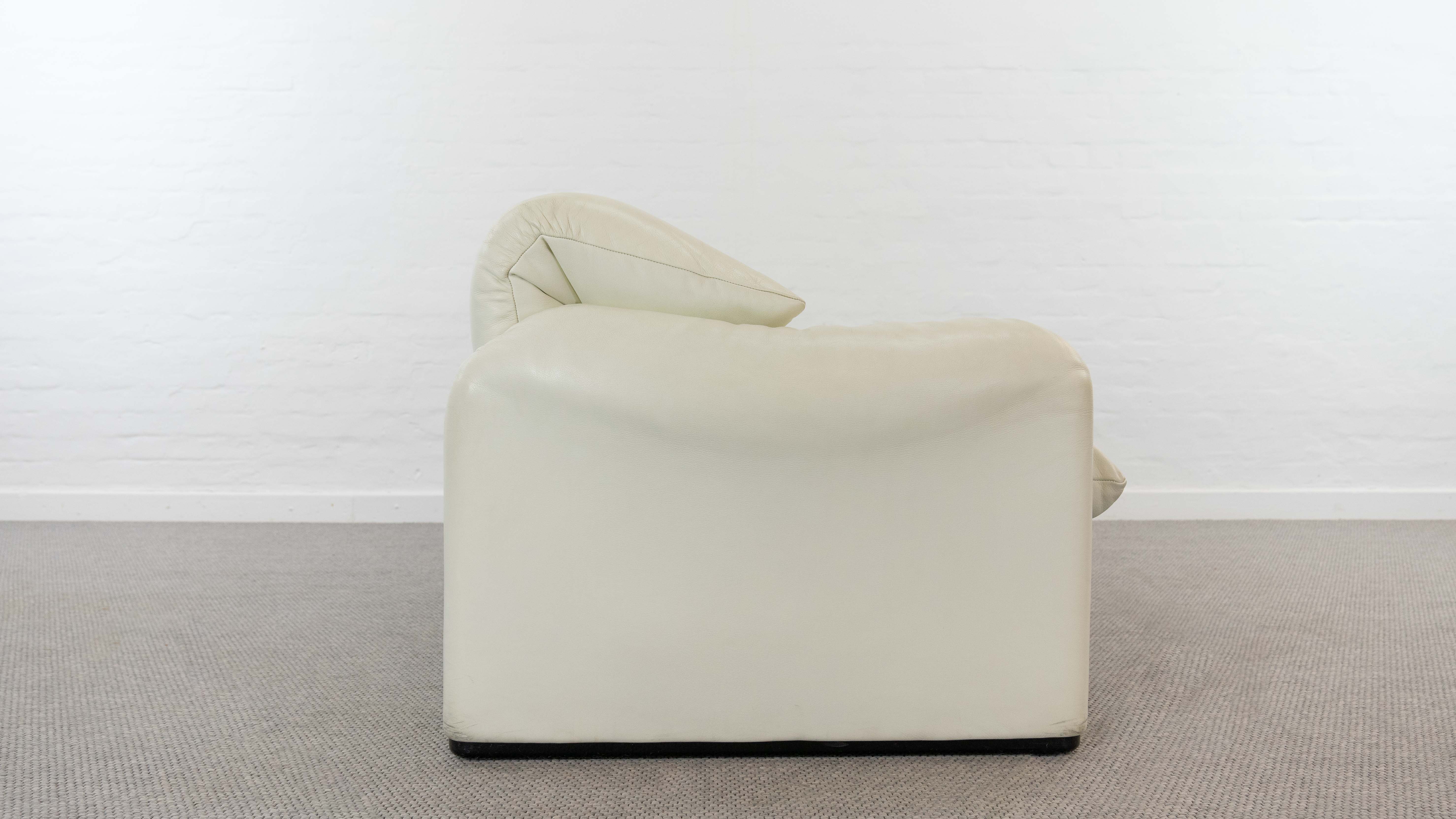 Maralunga 2-seater sofa in white leather by Vico Magistretti for Cassina