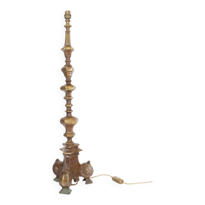 Lampe en bronze massif, base tripode à volutes, style néo-gothique, fin XIX