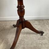Table d’appoint ancienne sur roulettes en acajou et cuir