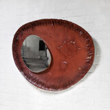 Miroir sculptural en cuir de forme libre, France, années 1990