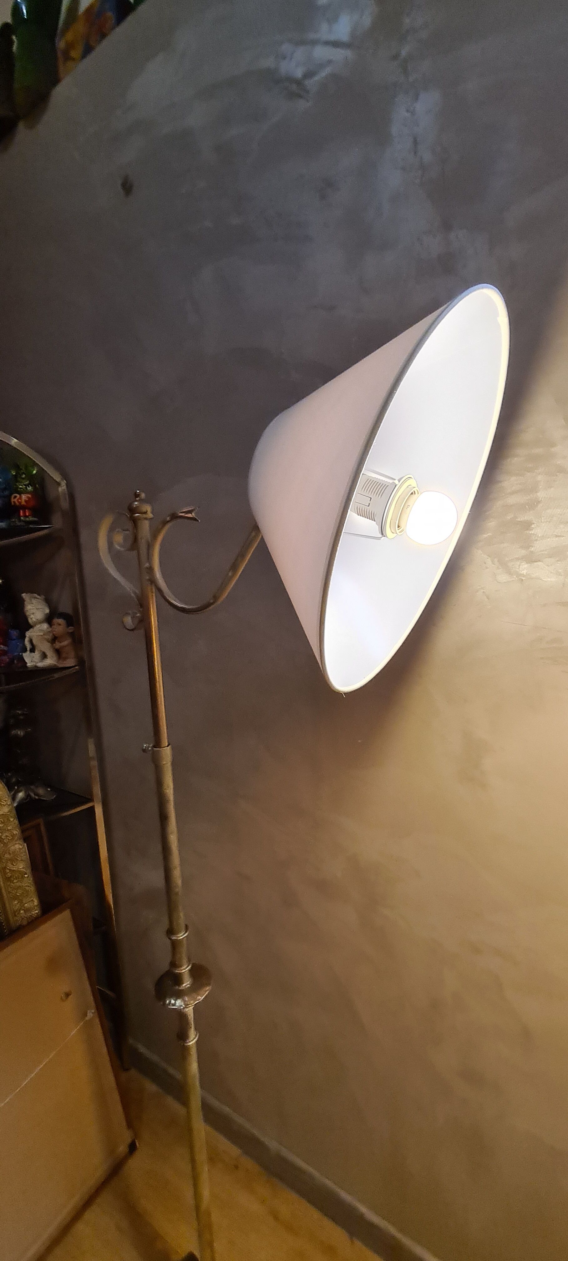 Floor lamp hammered iron 1960 painted patinated gold, adjustable 180cm to 150cm