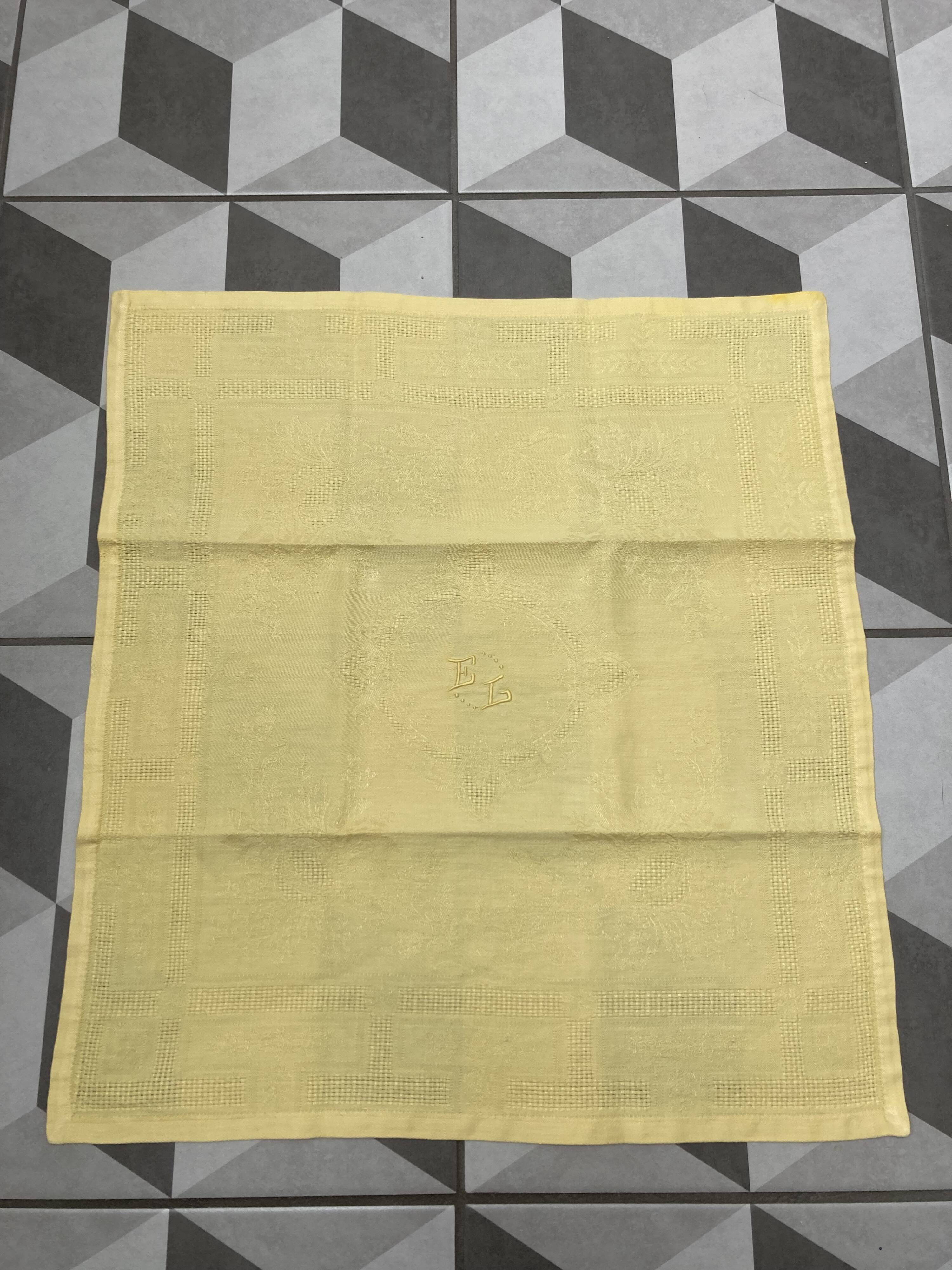 set of 4 monogrammed napkins EL yellow shades