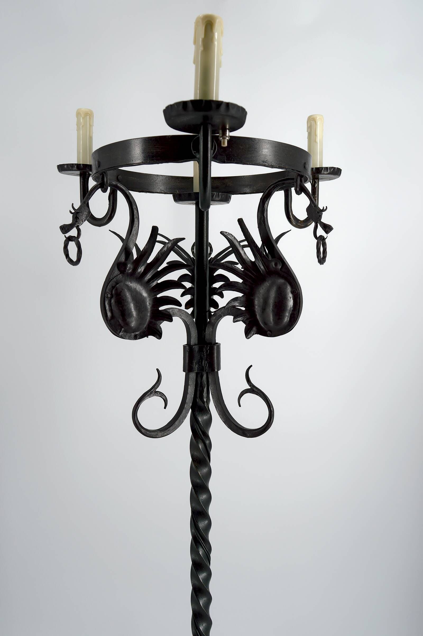 Important lampadaire en fer forgé à décor de dragons, Italie, vers 1900