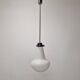 Suspension Mid-Century en verre opale et laiton, Italie années 1960.