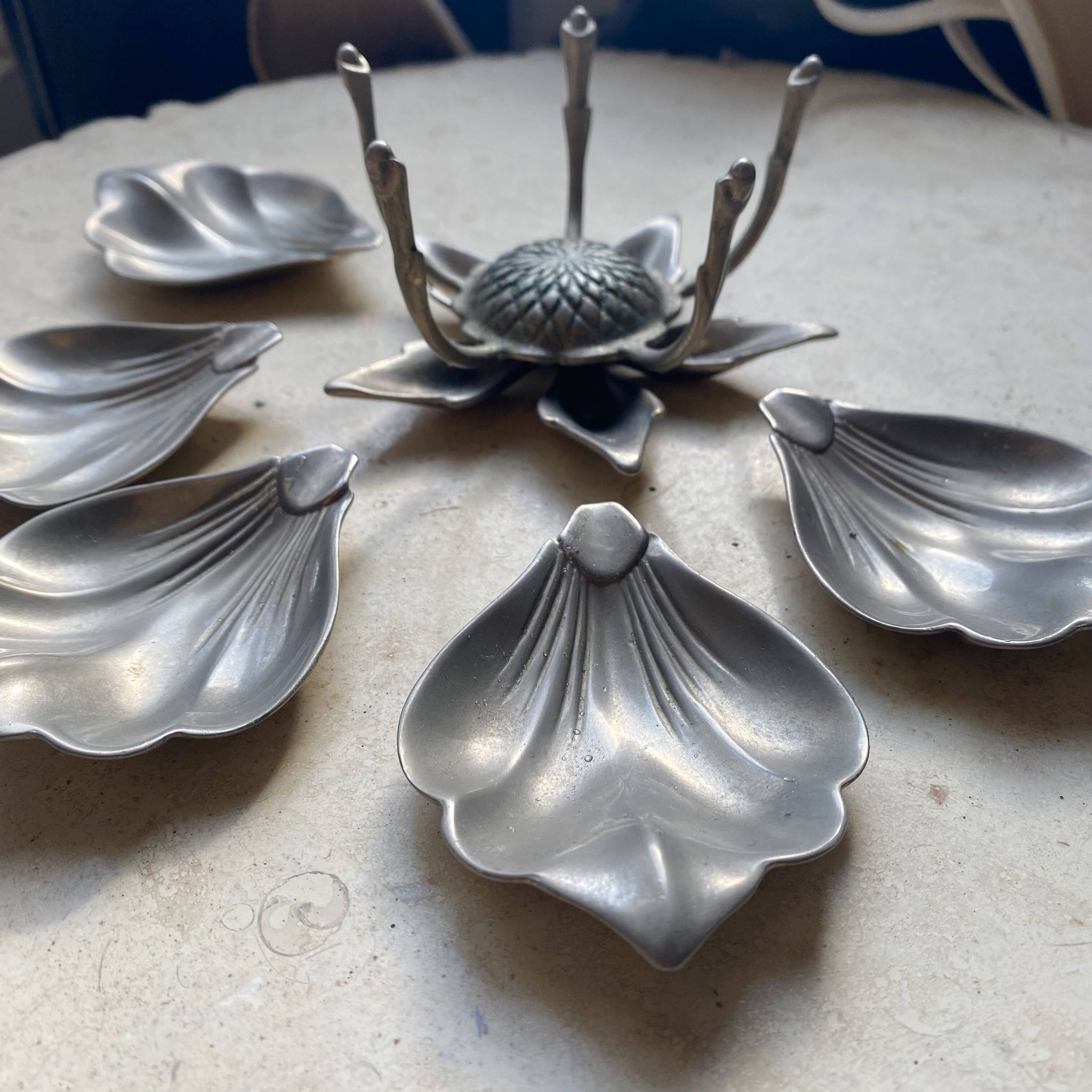 Vintage flower ashtray with removable petals