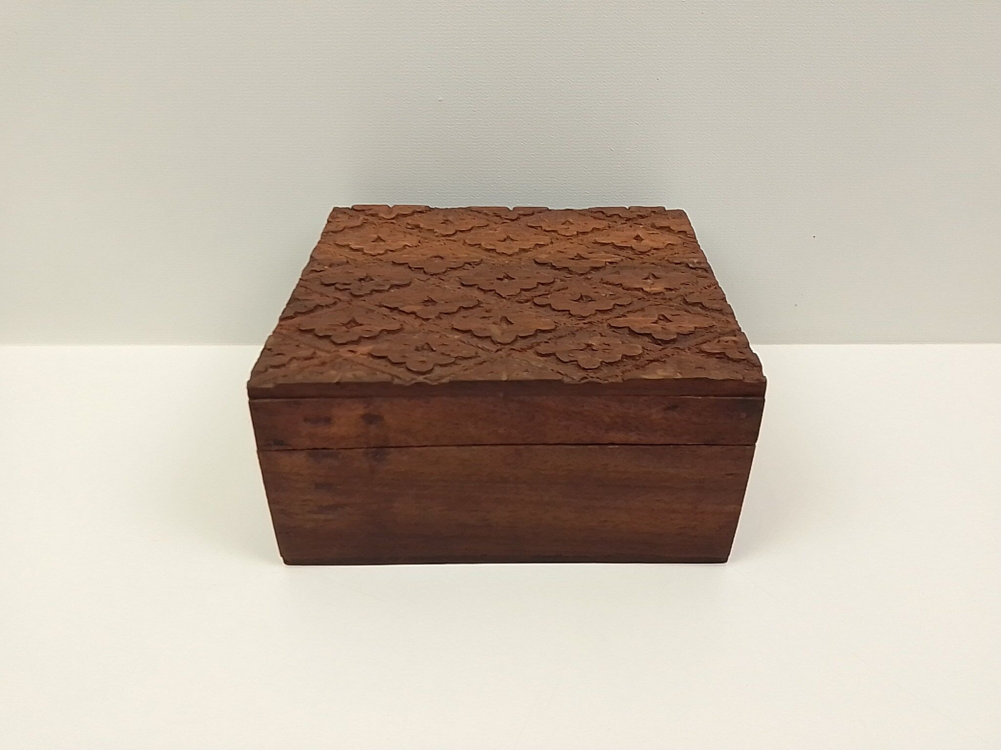 Rectangular wooden box deco in relief 15 cm x 13 cm