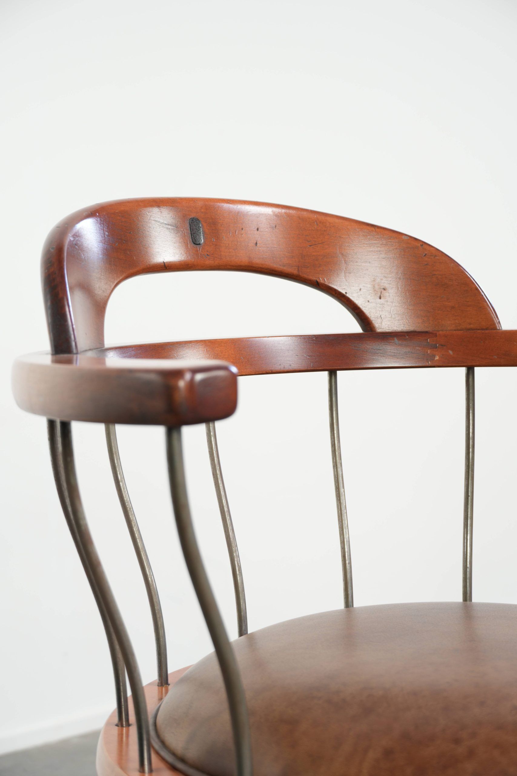Ensemble de 3 chaises de bureau / de côté pivotantes avec un siège en cuir de vache couleur cognac.