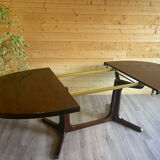 Extendable oval table Baumann, for up to 12 place settings.