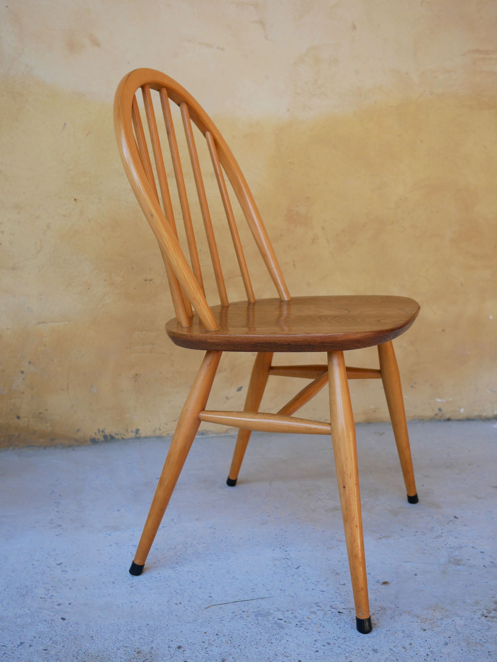 Série de 4 chaises « Windsor » par L. Ercolani pour les éditions Ercol