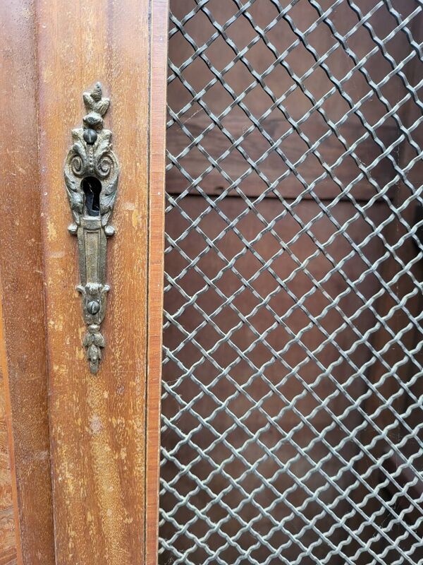 Meuble ancien galbé en bois marqueté et bronzes figuratifs – fin XIXe