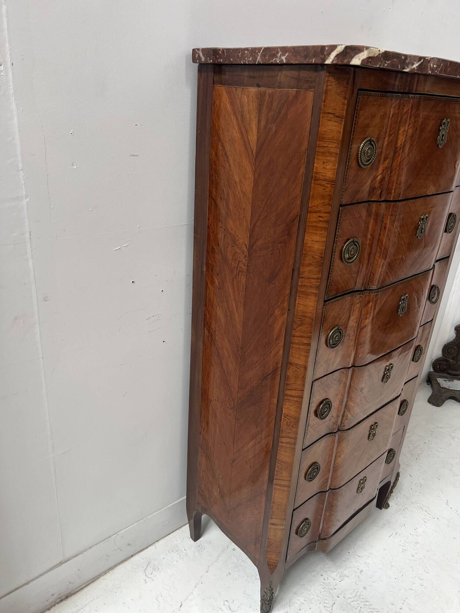 Transitional style chest of drawers in rosewood and amaranth veneer, 20th century.