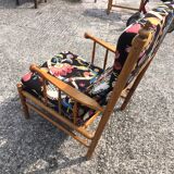 Fauteuil scandinave tissu imprimé fleurs sur fond noir