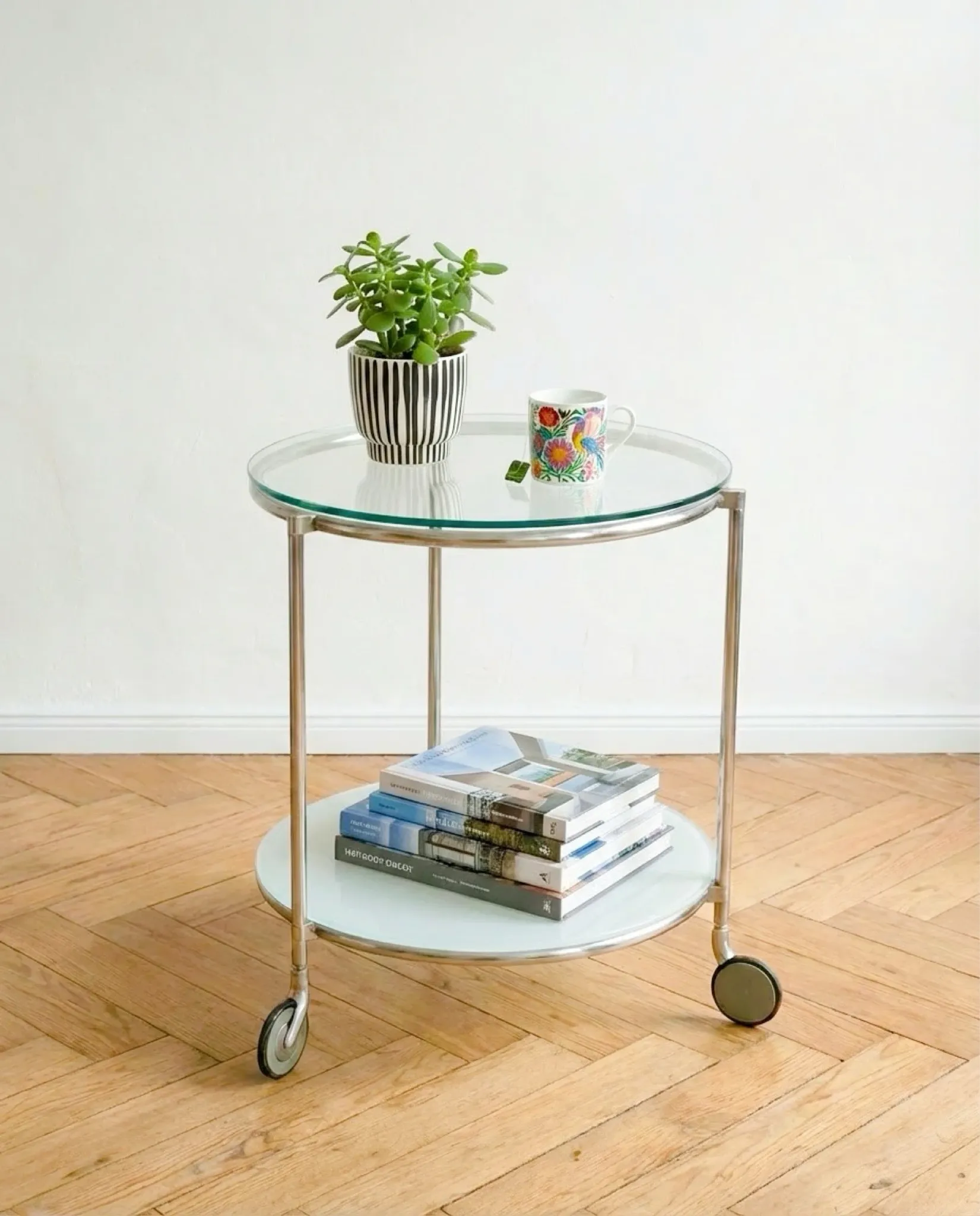 Desserte ronde / table d’appoint ou de lit — design Ehlen Johansson