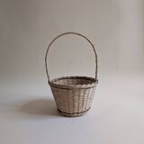 Round wicker basket in light wood