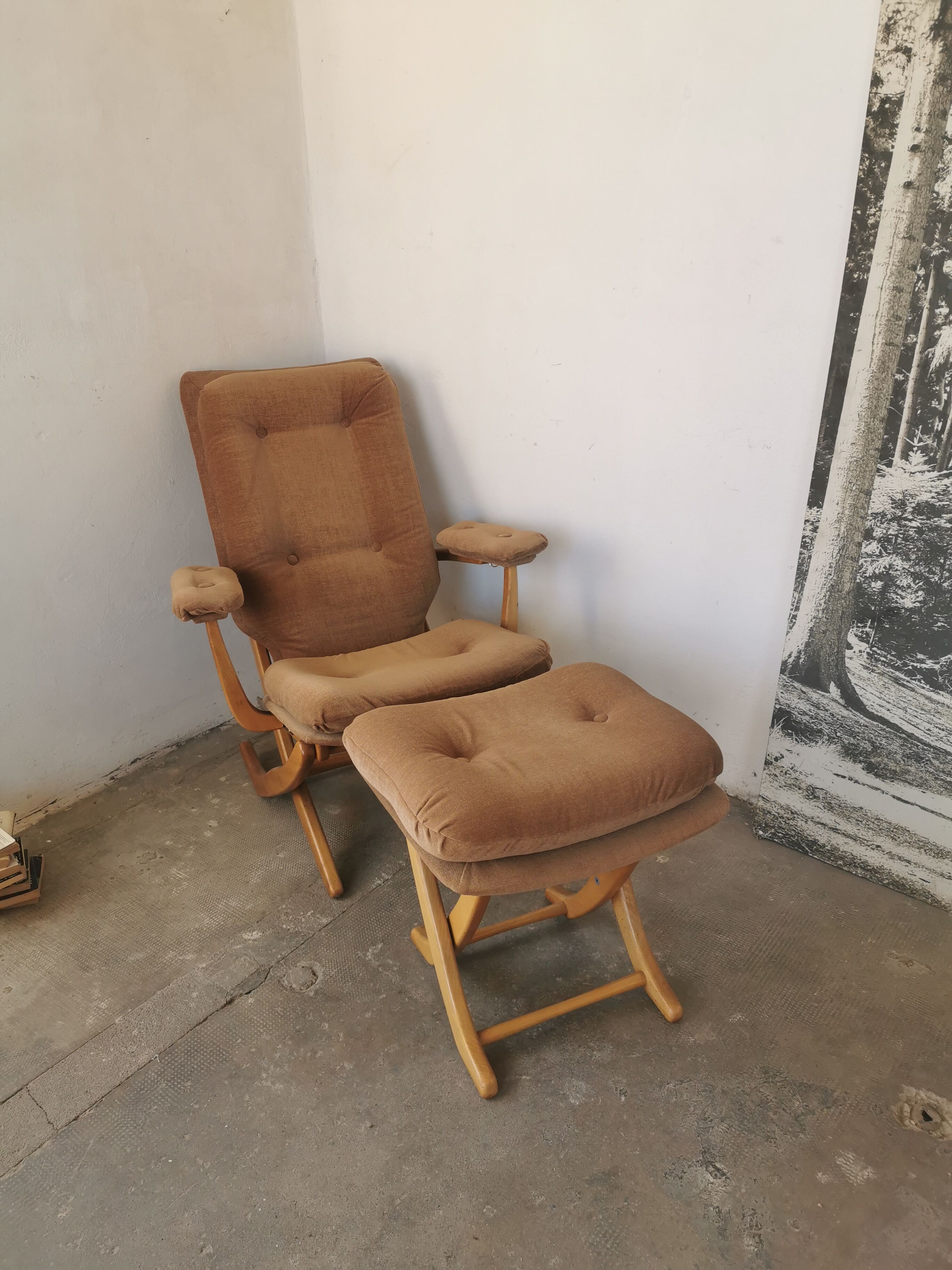 Relax armchair and its velvet ottoman from the 70s /80