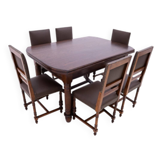 Antique table with 6 chairs from around 1880. After renovation.