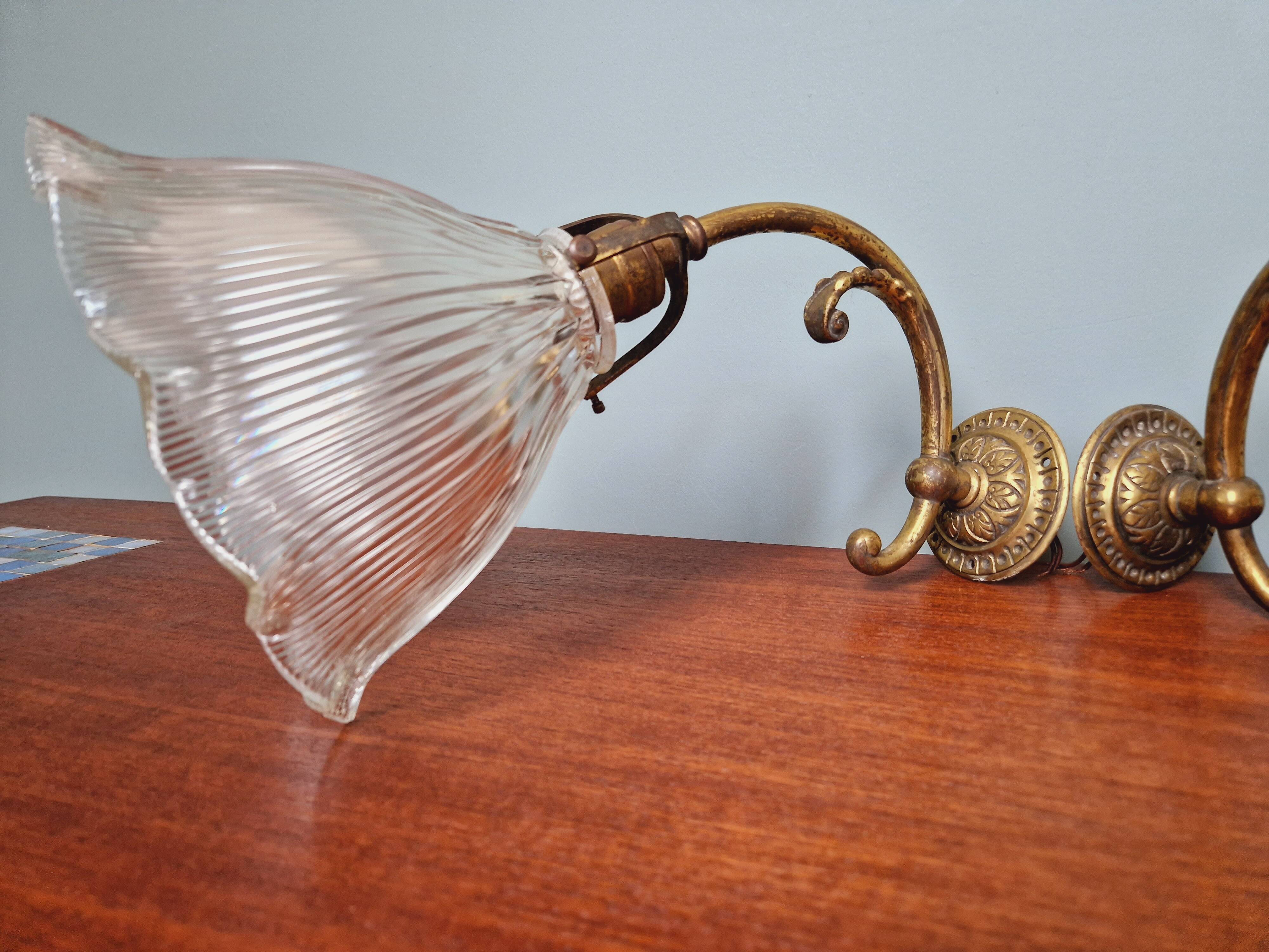 Paire d'appliques murales en bronze et verre rainuré Holophane