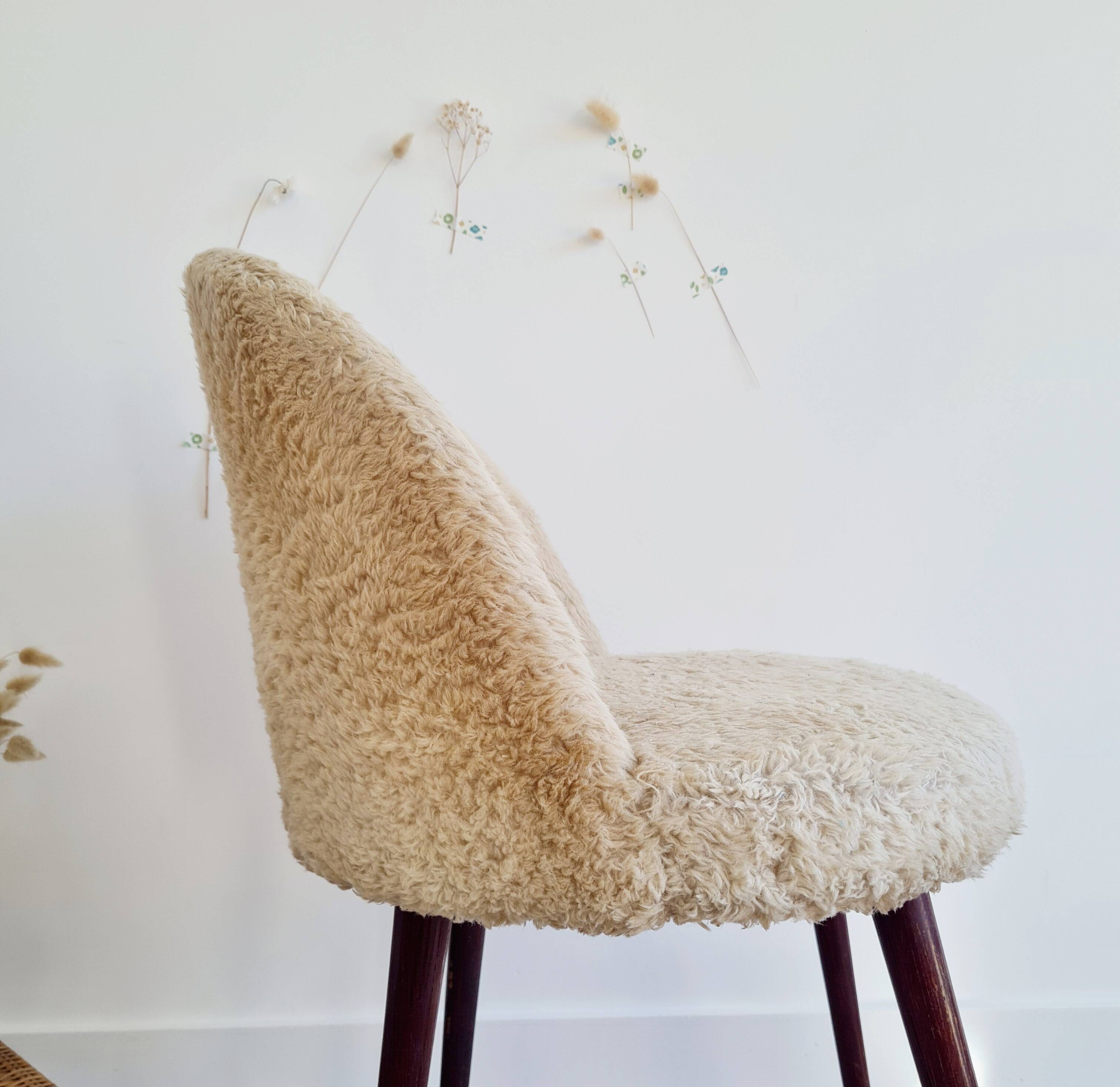 Chaise moumoute tonneau vintage pieds compas