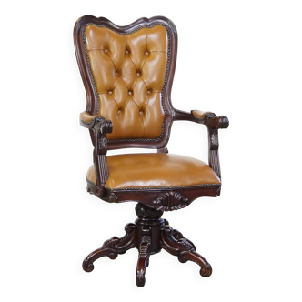 Chaise de bureau en cuir style Chesterfield avec détails en bois