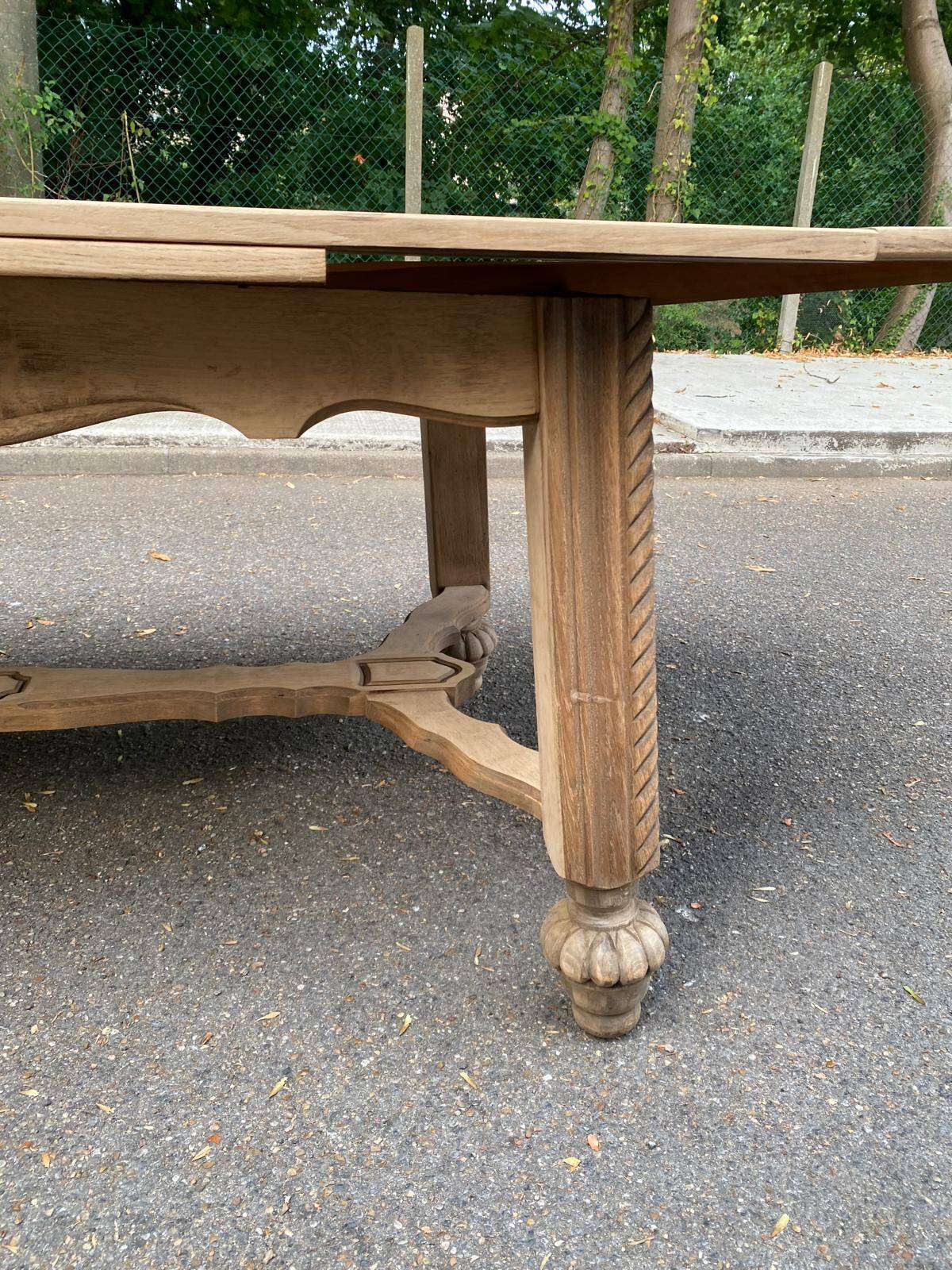 Table à manger extensible Louis XIII décapée en chêne années 50