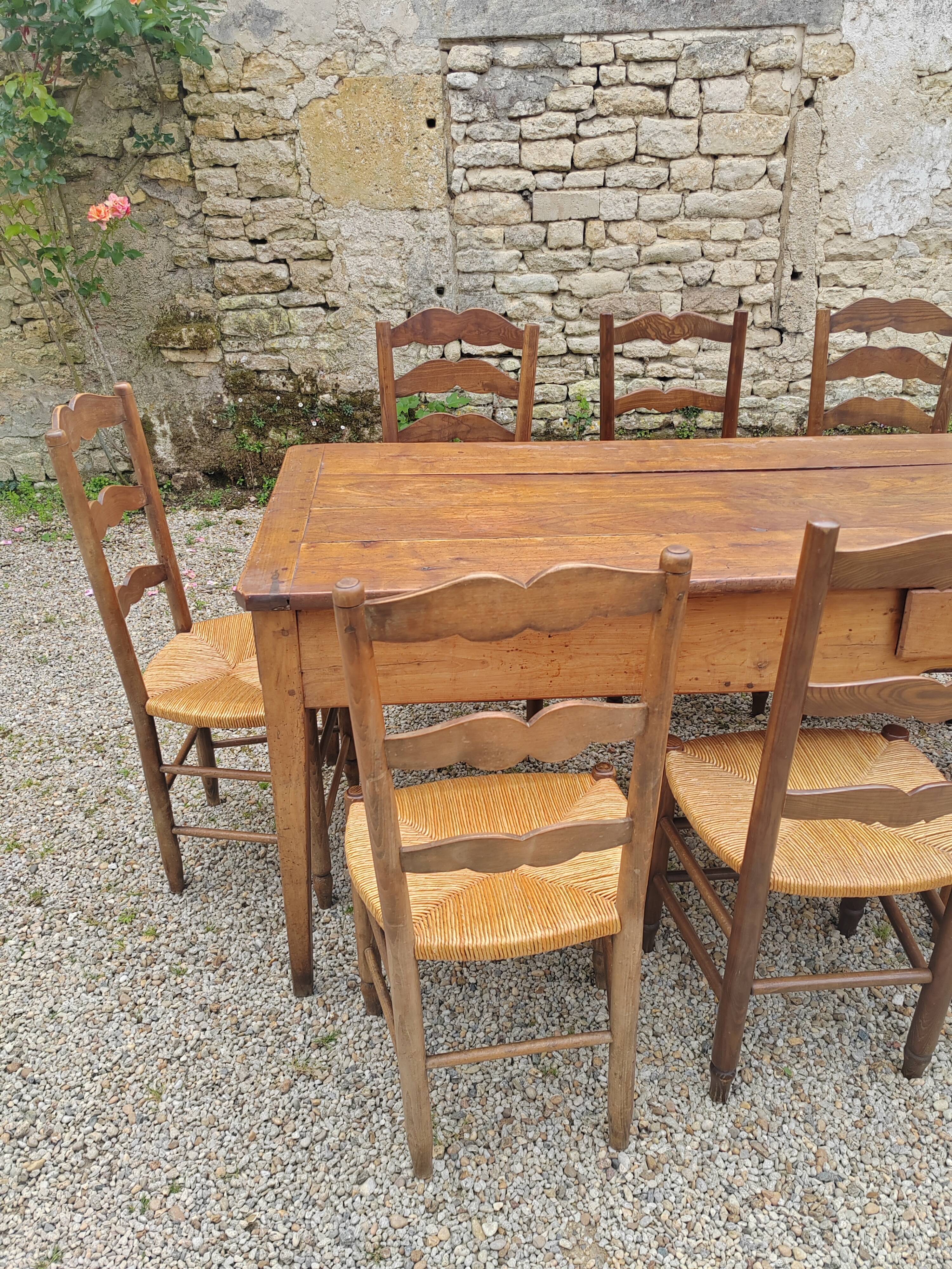 Table de ferme et 8 chaises