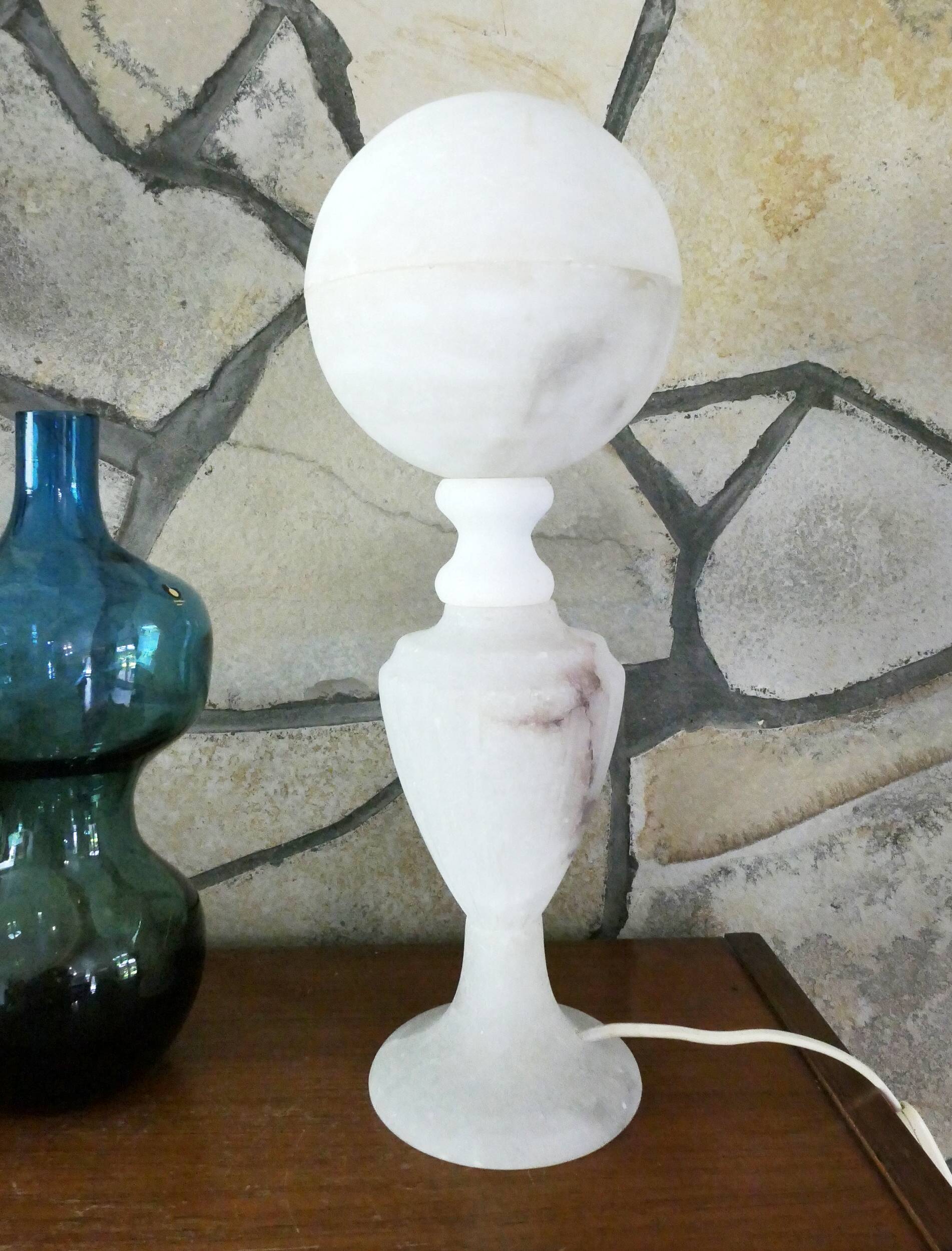 lampe à poser en albatre avec globe en albatre Italie 1950-60