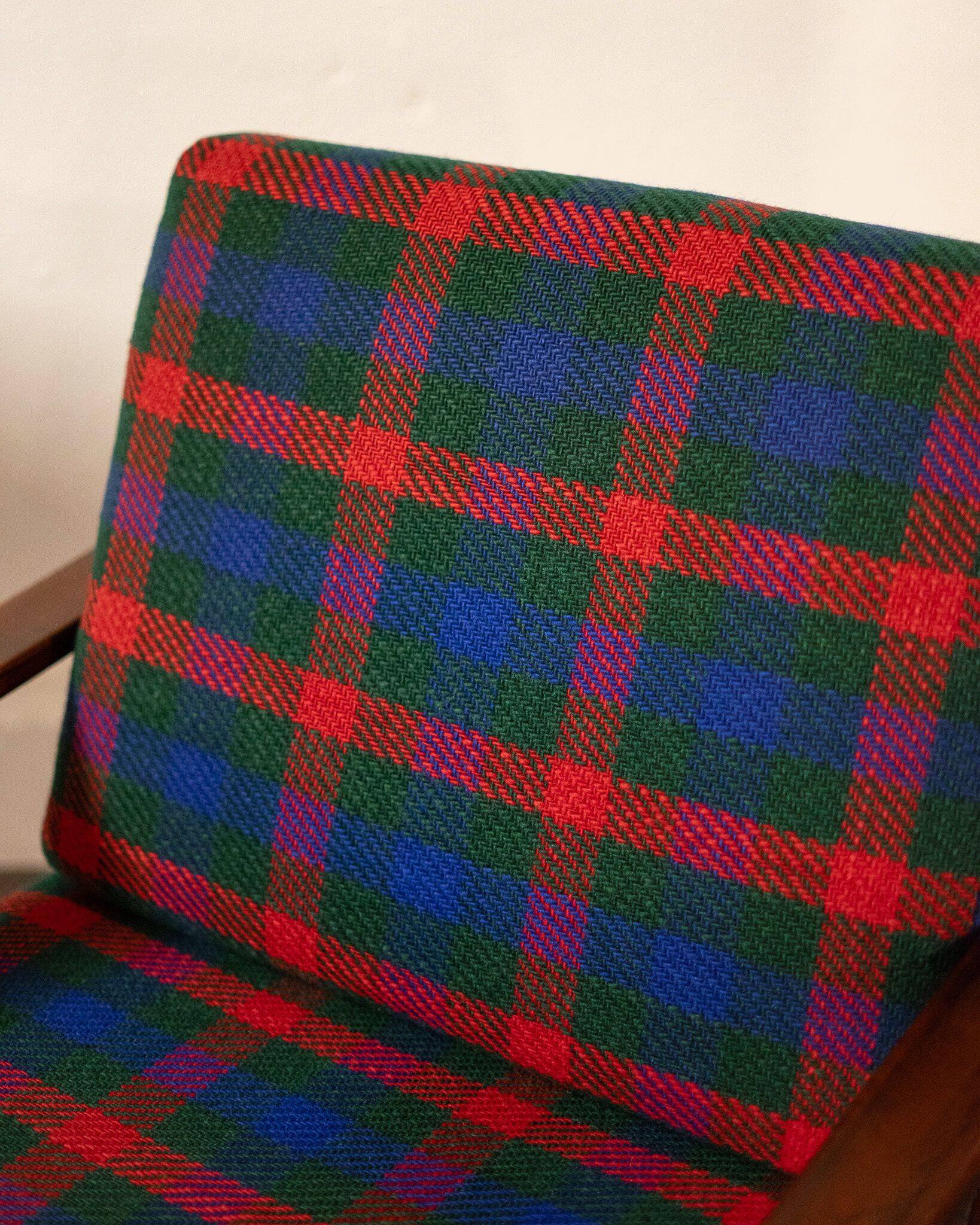 Fauteuil Knoll Antimott en noyer et tartan