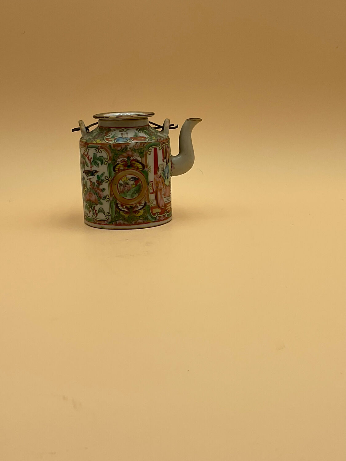 Porcelain teapot from China Canton XIX°