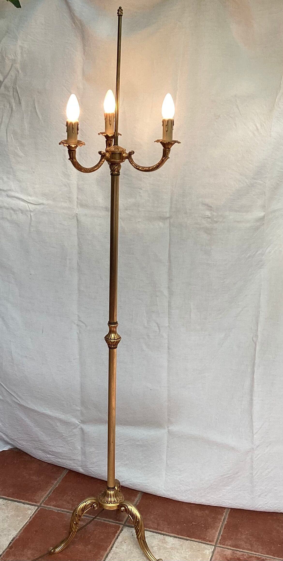 Tripod floor lamp in brass circa 1960s-1970s Dimension: height -168cm- width -38cm-