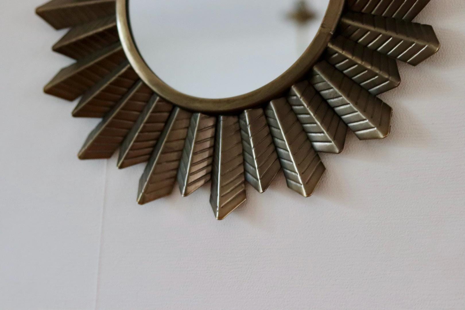 Miroir mural en métal de style vintage avec effet soleil éclatant