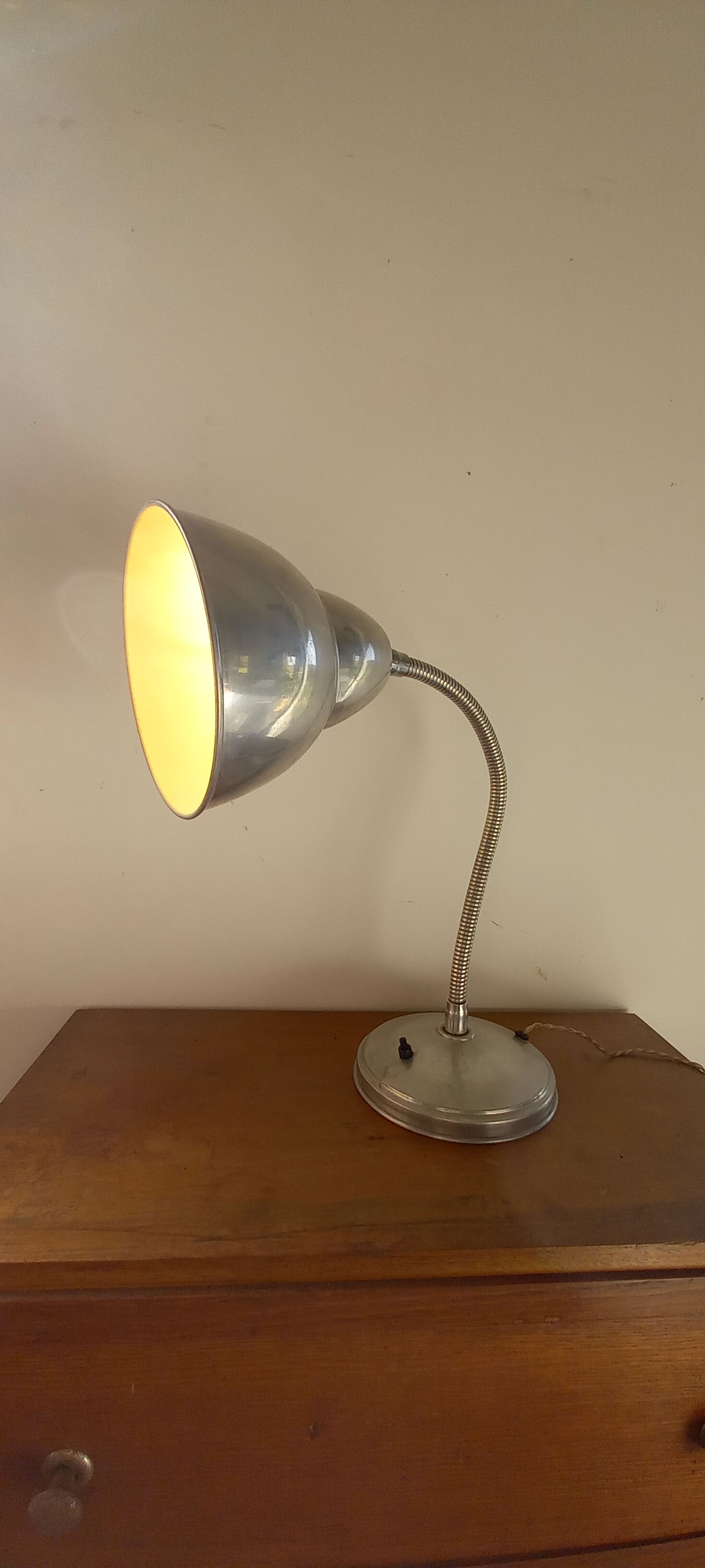 Flexible 1940s aluminum desk lamp. Very good condition