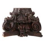 Un ancien chapiteau de colonne corinthienne sculpté à la main, France, XVIIIe siècle